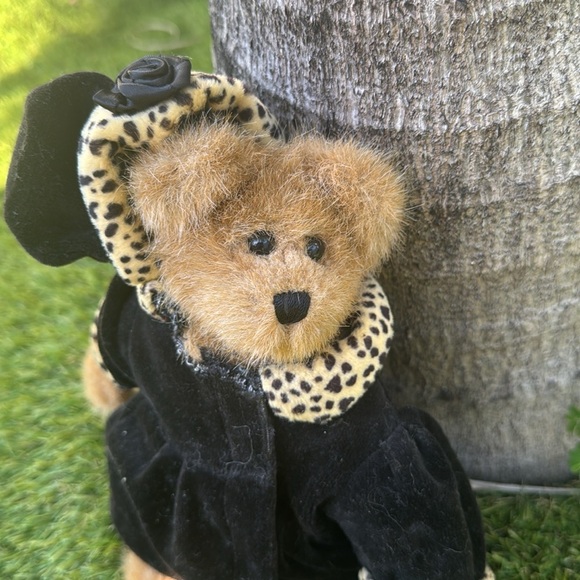 This Boyds Bears plush bear - Picture 2 of 4